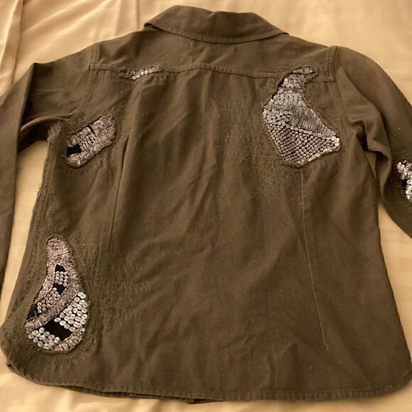 Of Two Minds Cotton Cargo Pocket Utility Shirt Jacket with Sequin Patches. Green - Picture 5 of 9